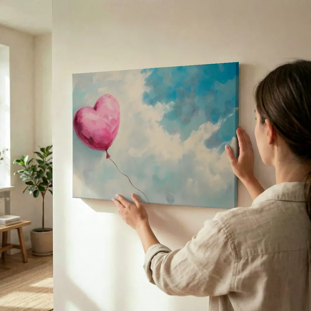 Sfeerimpressie: Roze hartvormige ballon in de lucht terwijl het wordt opgehangen