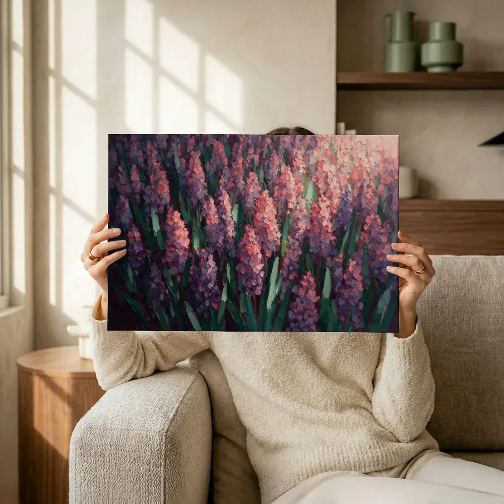 Sfeerimpressie: Roze hyacinten in bosgroen terwijl het omhoog wordt gehouden