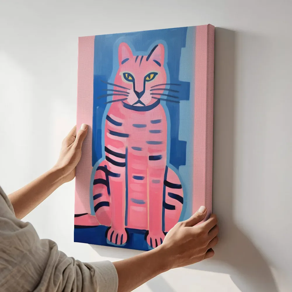 Sfeerimpressie: Roze kat portret terwijl het aan de muur wordt gehangen