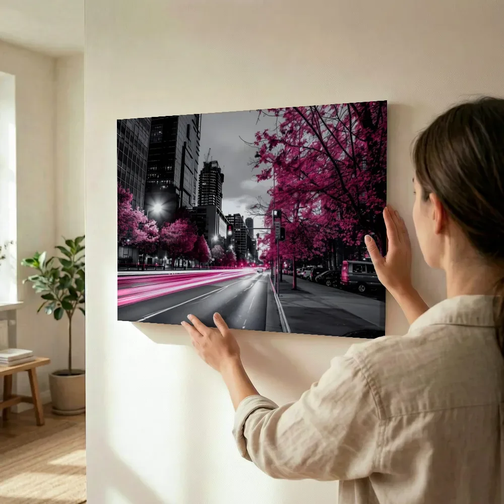 Sfeerimpressie: Roze kersenbloesem in de stad terwijl het wordt opgehangen