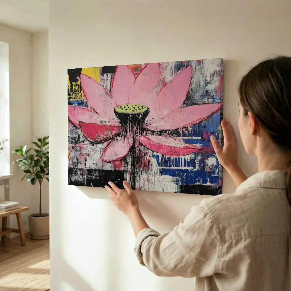 Sfeerimpressie: Roze lotus op kleurrijke muur terwijl het wordt opgehangen