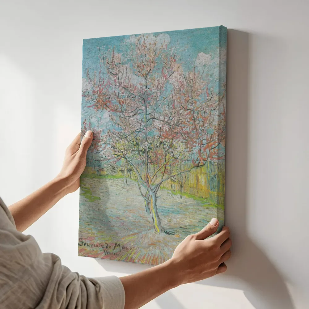 Sfeerimpressie: Roze perzikbomen ('Souvenir de Mauve') van Vincent van Gogh terwijl het aan de muur wordt gehangen