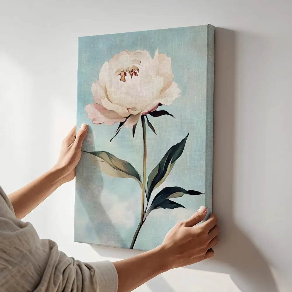 Sfeerimpressie: Roze pioenroos op blauwe achtergrond terwijl het aan de muur wordt gehangen