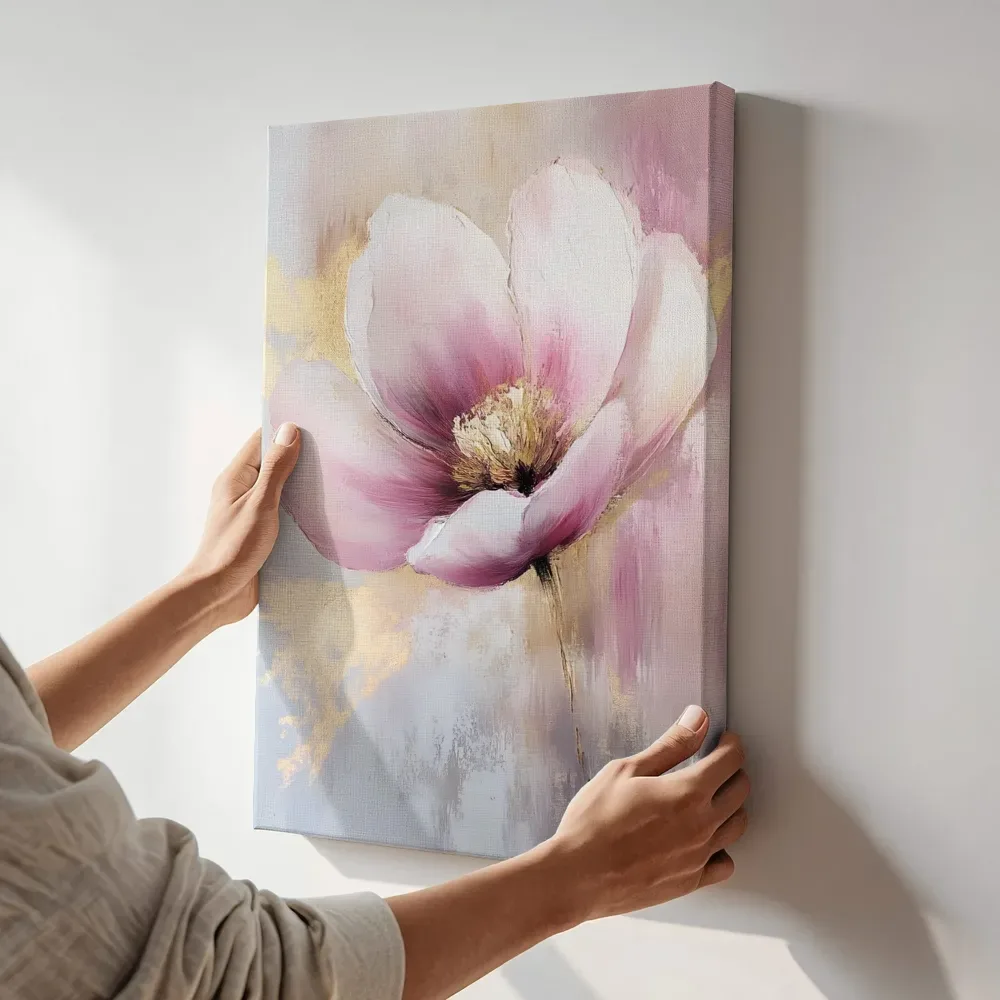 Sfeerimpressie: Roze pioenroos terwijl het aan de muur wordt gehangen