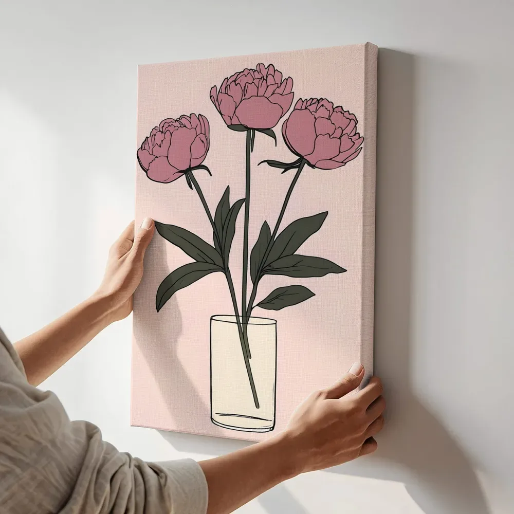 Sfeerimpressie: Roze pioenrozen in glazen vaas terwijl het aan de muur wordt gehangen
