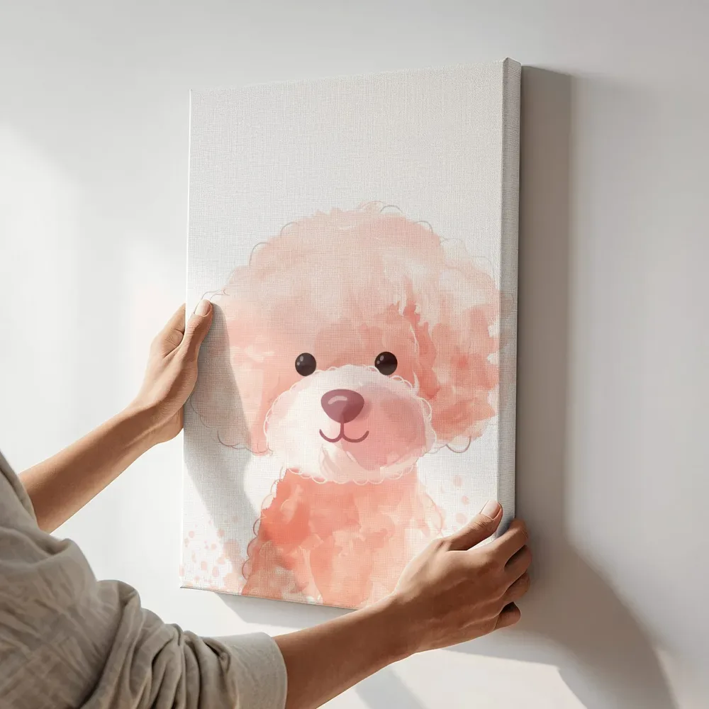Sfeerimpressie: Roze poedel close-up in waterverf terwijl het aan de muur wordt gehangen