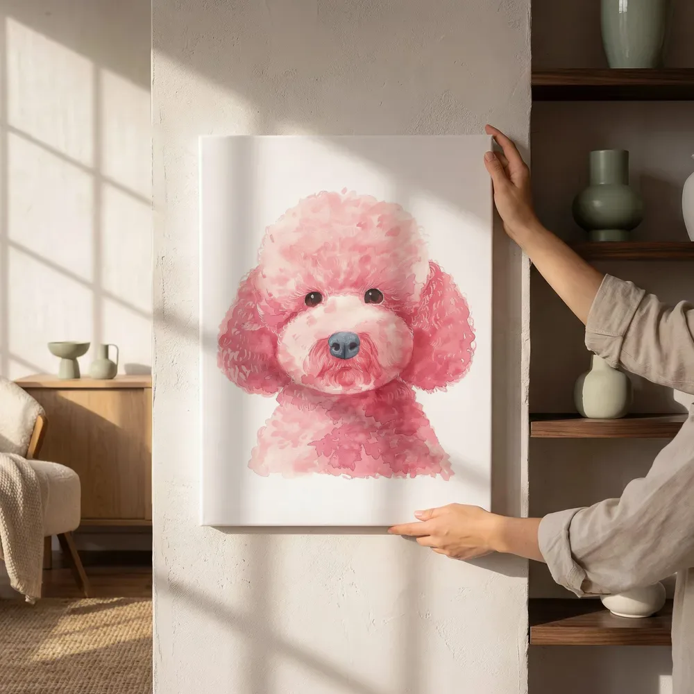 Sfeerimpressie: Roze poedel portret in aquarel naast de kast