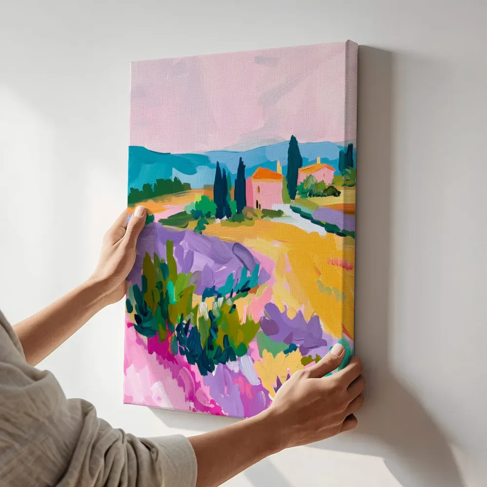 Sfeerimpressie: Roze Provençaals landschap terwijl het aan de muur wordt gehangen