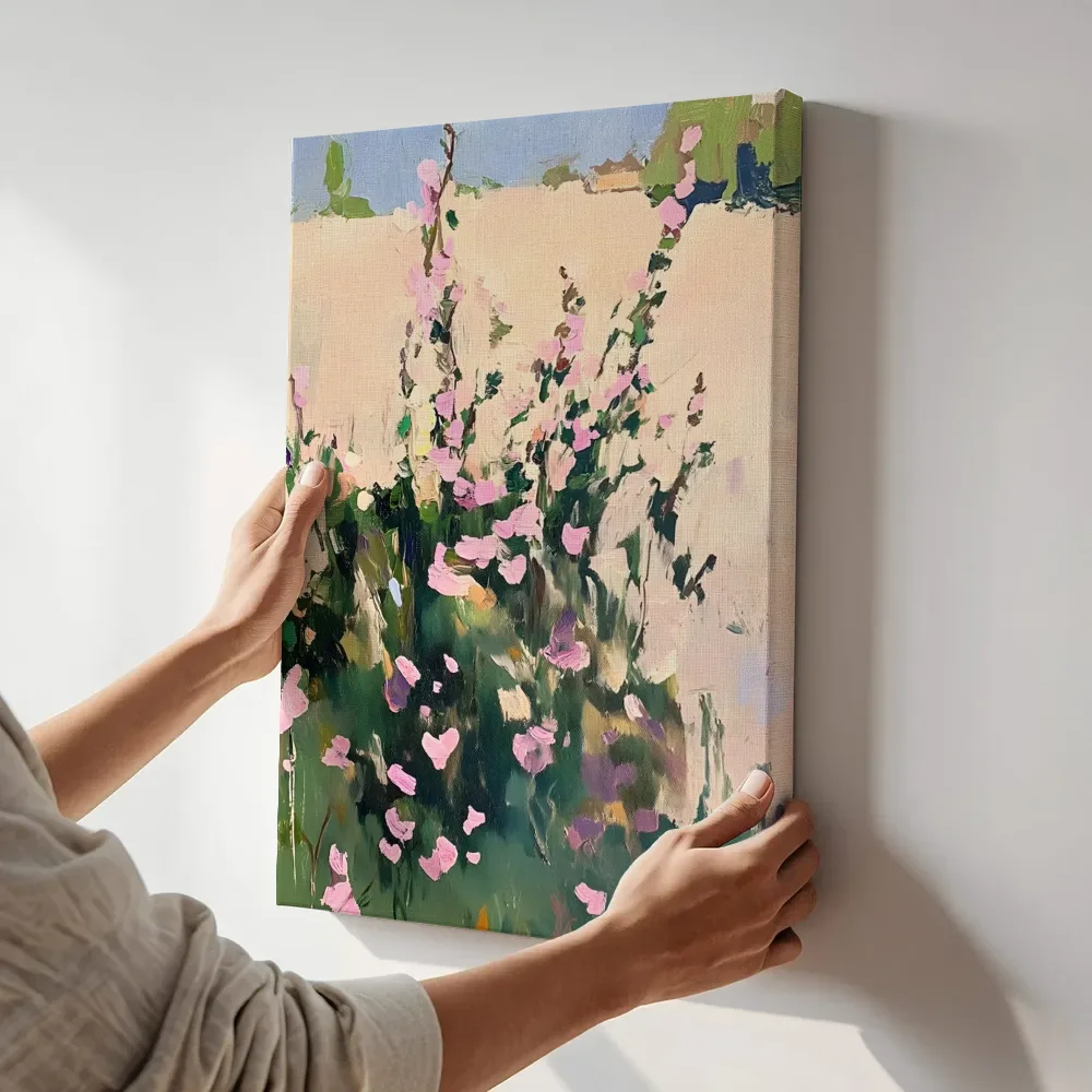 Sfeerimpressie: Roze stokrozen in tuin terwijl het aan de muur wordt gehangen
