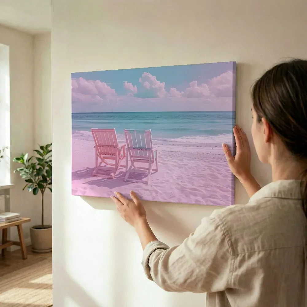 Sfeerimpressie: Roze strandstoelen met zeezicht terwijl het wordt opgehangen