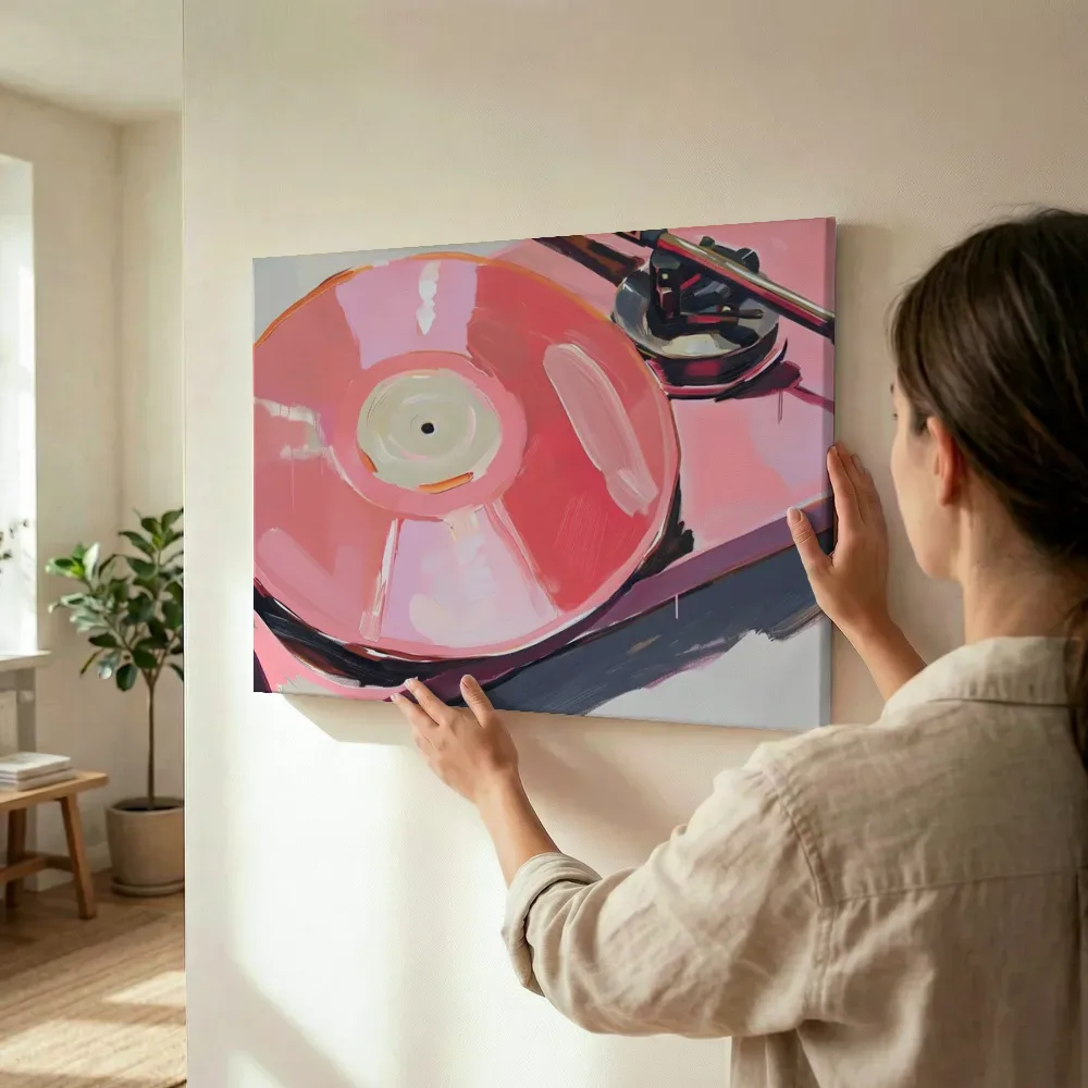 Sfeerimpressie: Roze vinyl op platenspeler terwijl het wordt opgehangen