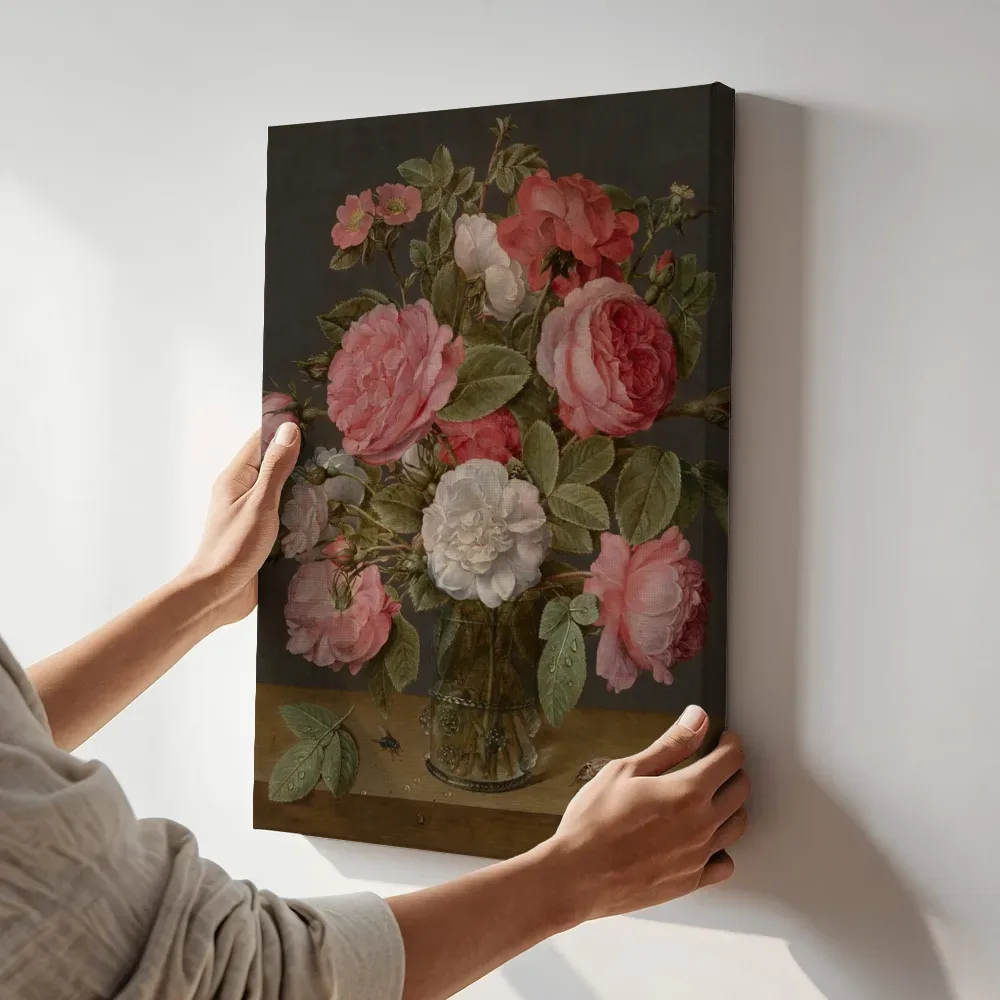 Sfeerimpressie: Rozen in een glazen vaas van Jacob van Hulsdonck terwijl het aan de muur wordt gehangen