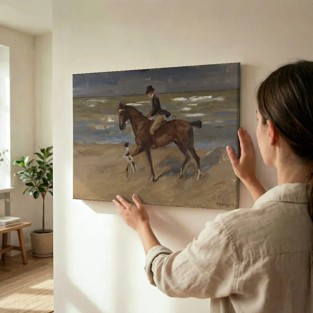 Sfeerimpressie: Ruiter op het strand van Max Liebermann terwijl het wordt opgehangen