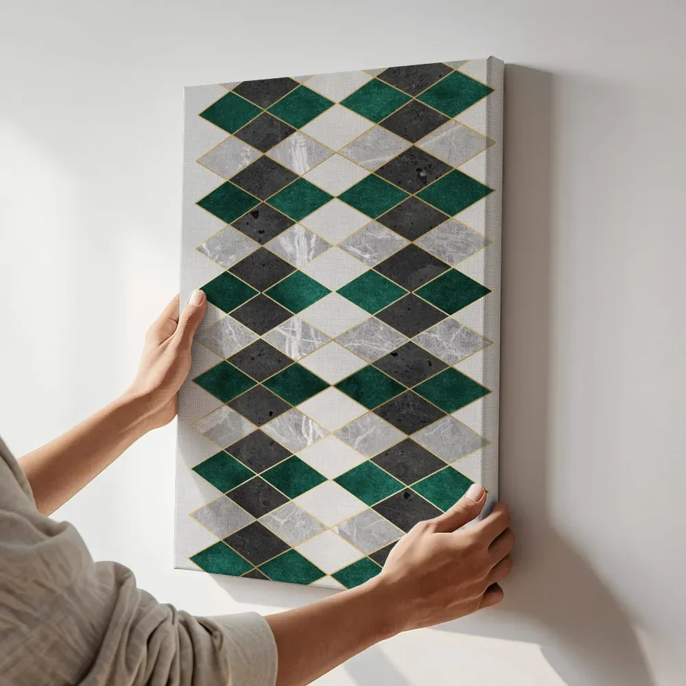 Sfeerimpressie: Ruitpatroon marmer in groen en zwart terwijl het aan de muur wordt gehangen