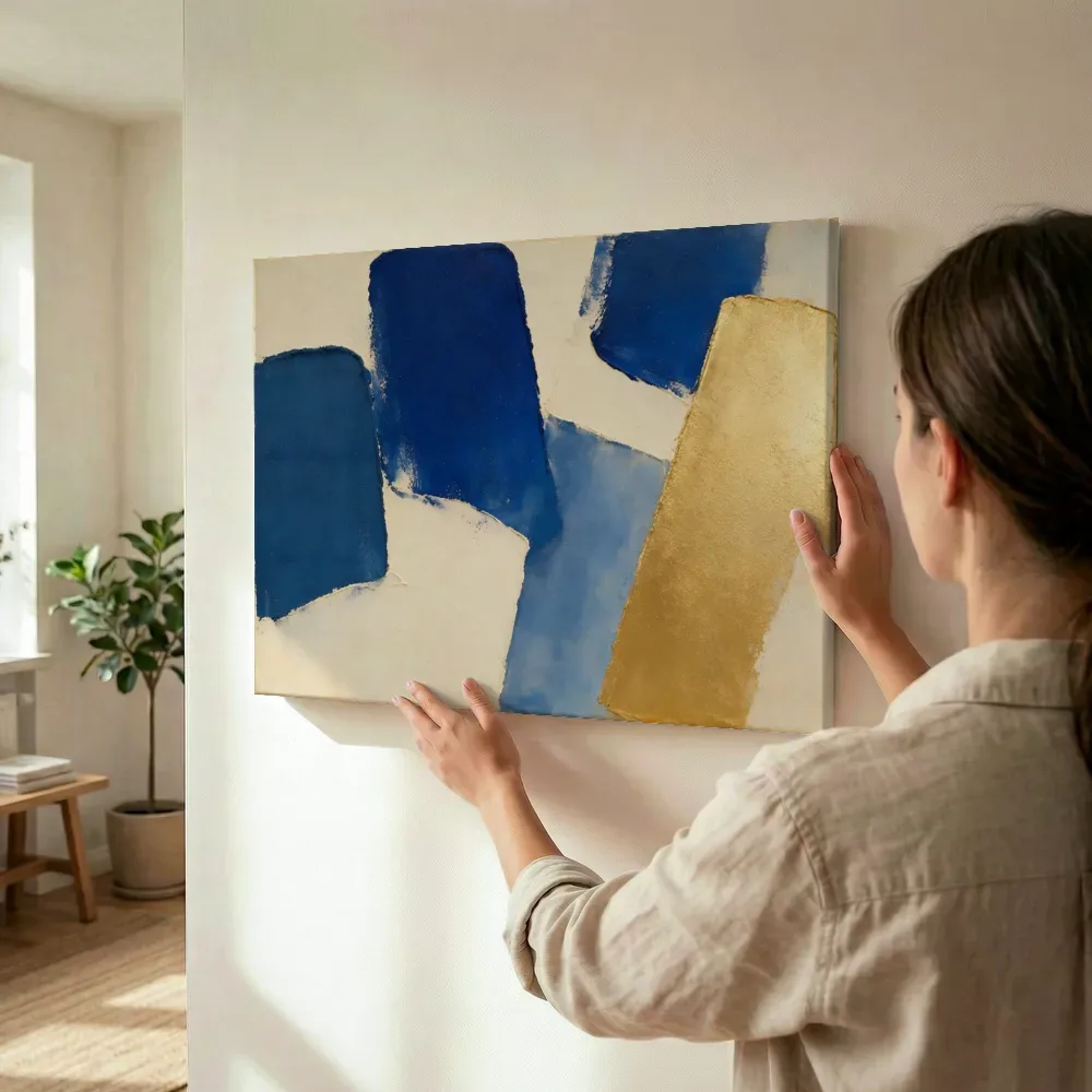 Sfeerimpressie: Ruwe materie aan de rechterrand in delftsblauw en goud terwijl het wordt opgehangen