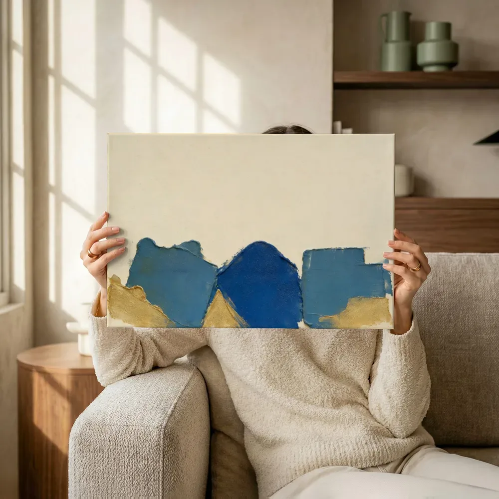 Sfeerimpressie: Ruwe materie laag in beeld in delftsblauw en goud terwijl het omhoog wordt gehouden