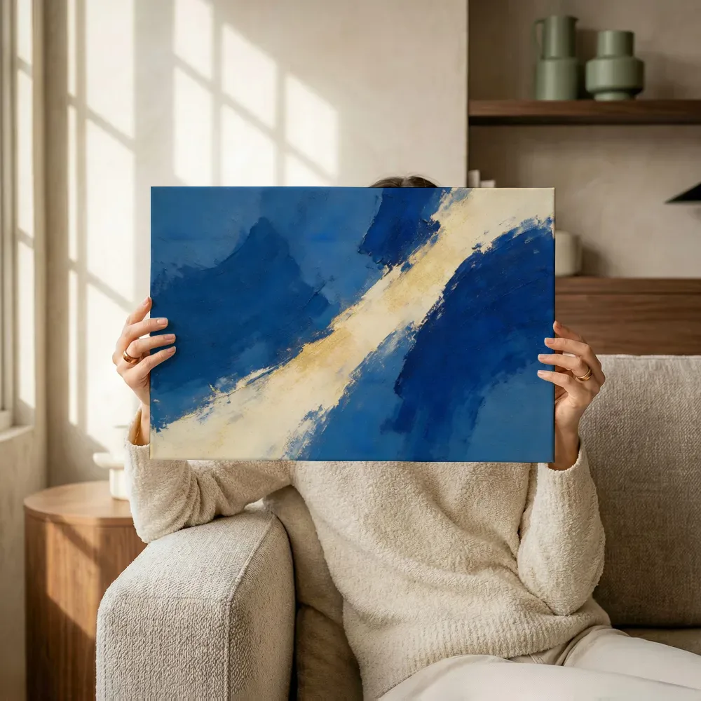 Sfeerimpressie: Ruwe materie op de diagonaal in delftsblauw en goud terwijl het omhoog wordt gehouden