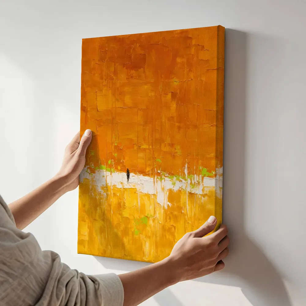Sfeerimpressie: Saffraan en goud van onderaf terwijl het aan de muur wordt gehangen