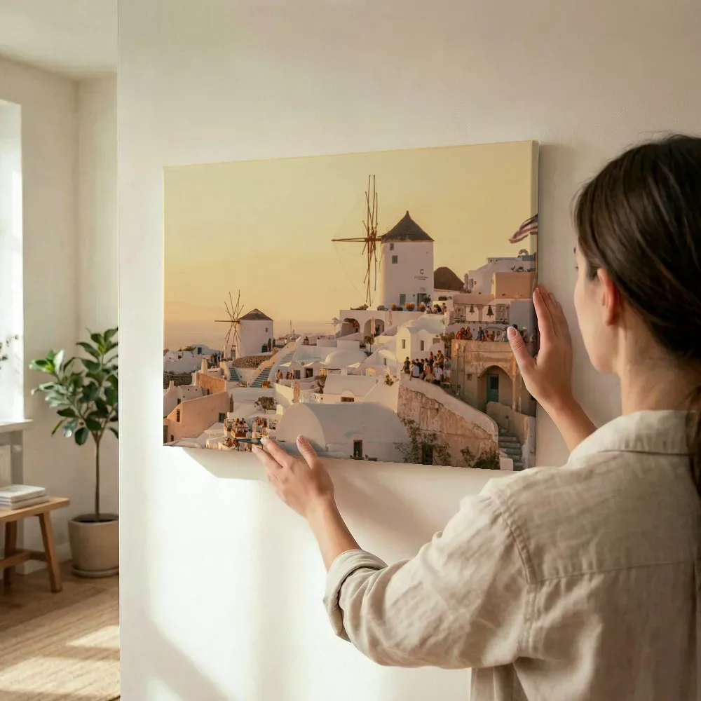 Sfeerimpressie: Zonsondergang boven de witte huizen van Santorini terwijl het wordt opgehangen