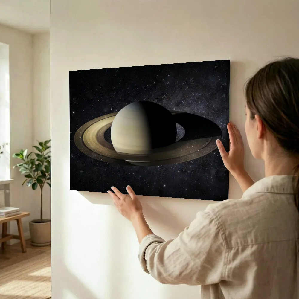 Sfeerimpressie: Saturnus en zijn ringen terwijl het wordt opgehangen