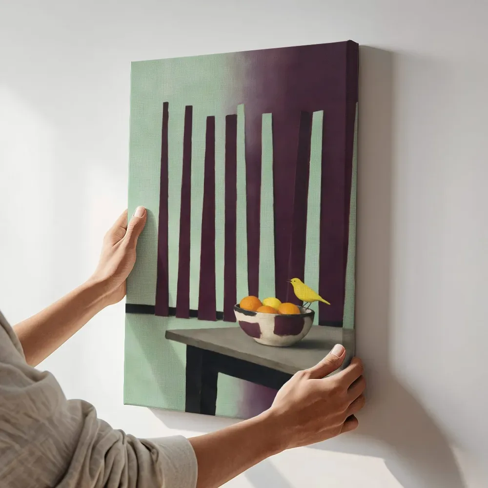 Sfeerimpressie: Schaal met fruit in aubergine en mint terwijl het aan de muur wordt gehangen