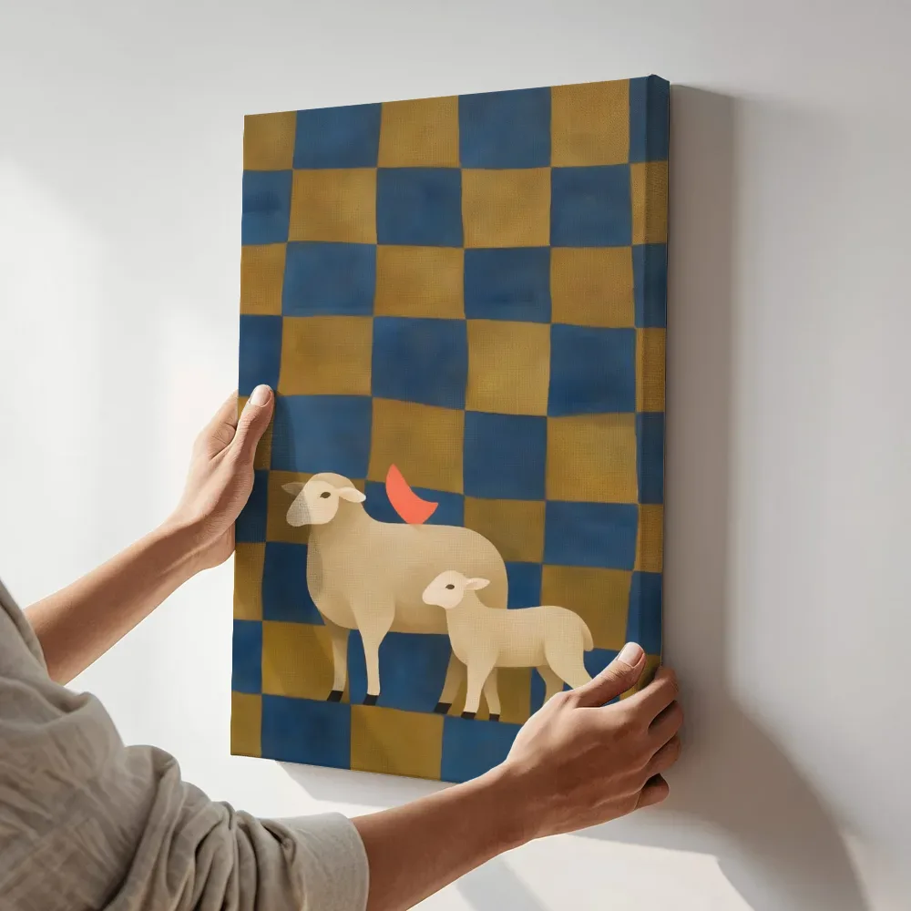 Sfeerimpressie: Schaap in delftsblauw en mosterd terwijl het aan de muur wordt gehangen
