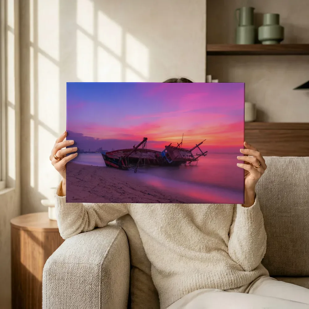 Sfeerimpressie: Scheepswrak bij zonsondergang terwijl het omhoog wordt gehouden