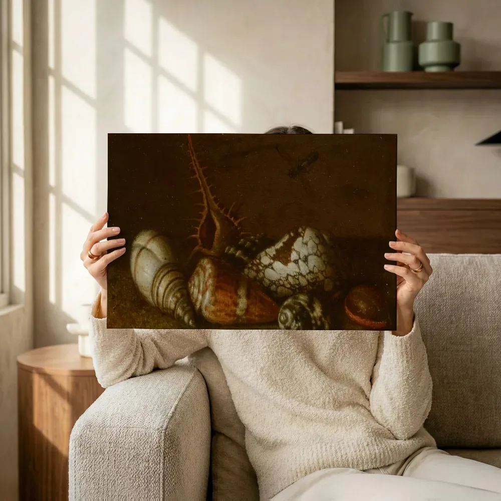 Sfeerimpressie: Zes schelpen met een libel van Balthasar van der Ast terwijl het omhoog wordt gehouden