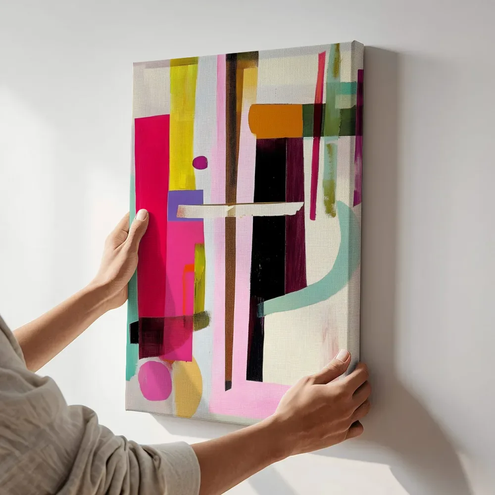 Sfeerimpressie: Schilderachtige compositie in magenta en oker terwijl het aan de muur wordt gehangen
