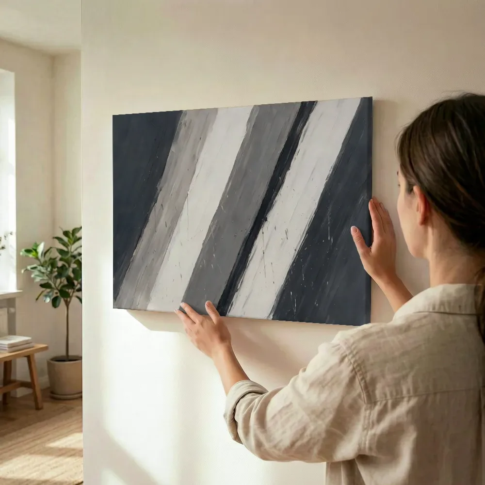 Sfeerimpressie: Schuine Banen Kwastslag in Grafiet Mono terwijl het wordt opgehangen