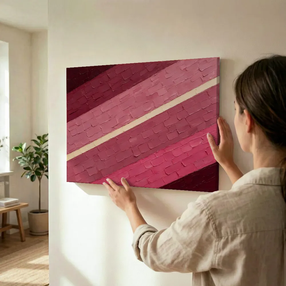 Sfeerimpressie: Schuine banen paletmes, stoffig roze in rood terwijl het wordt opgehangen