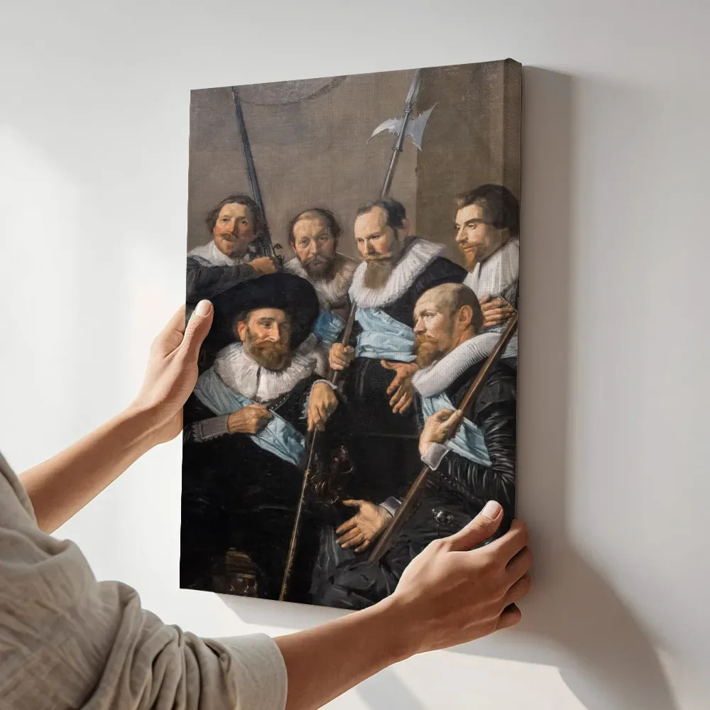 Sfeerimpressie: Schutters van wijk XI onder leiding van kapitein Reynier Reael, bekend als ‘De magere compagnie’ van Frans Hals, met lansen terwijl het aan de muur wordt gehangen