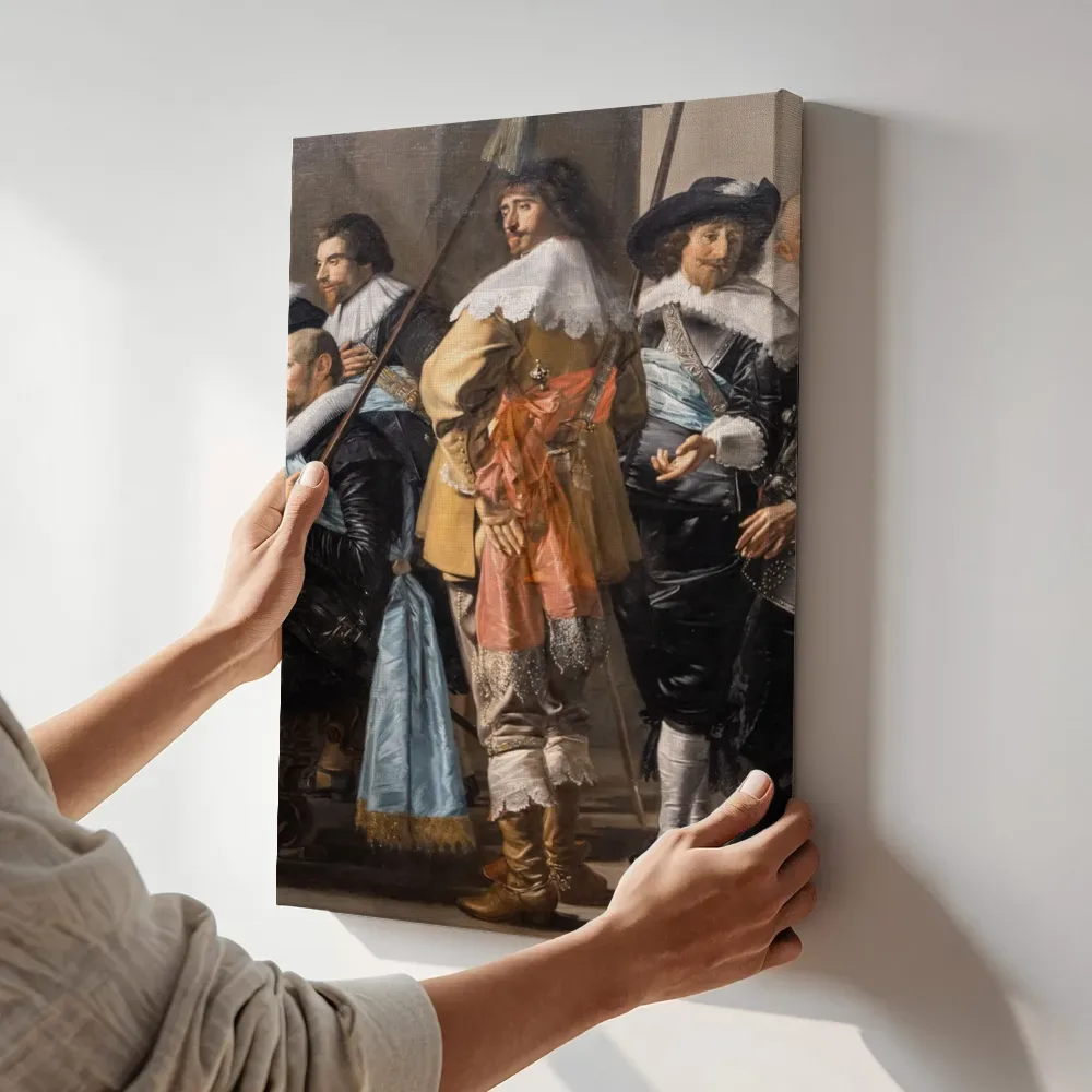 Sfeerimpressie: Schutters van wijk XI onder leiding van kapitein Reynier Reael, bekend als ‘De magere compagnie’ van Frans Hals, met een vaandel terwijl het aan de muur wordt gehangen