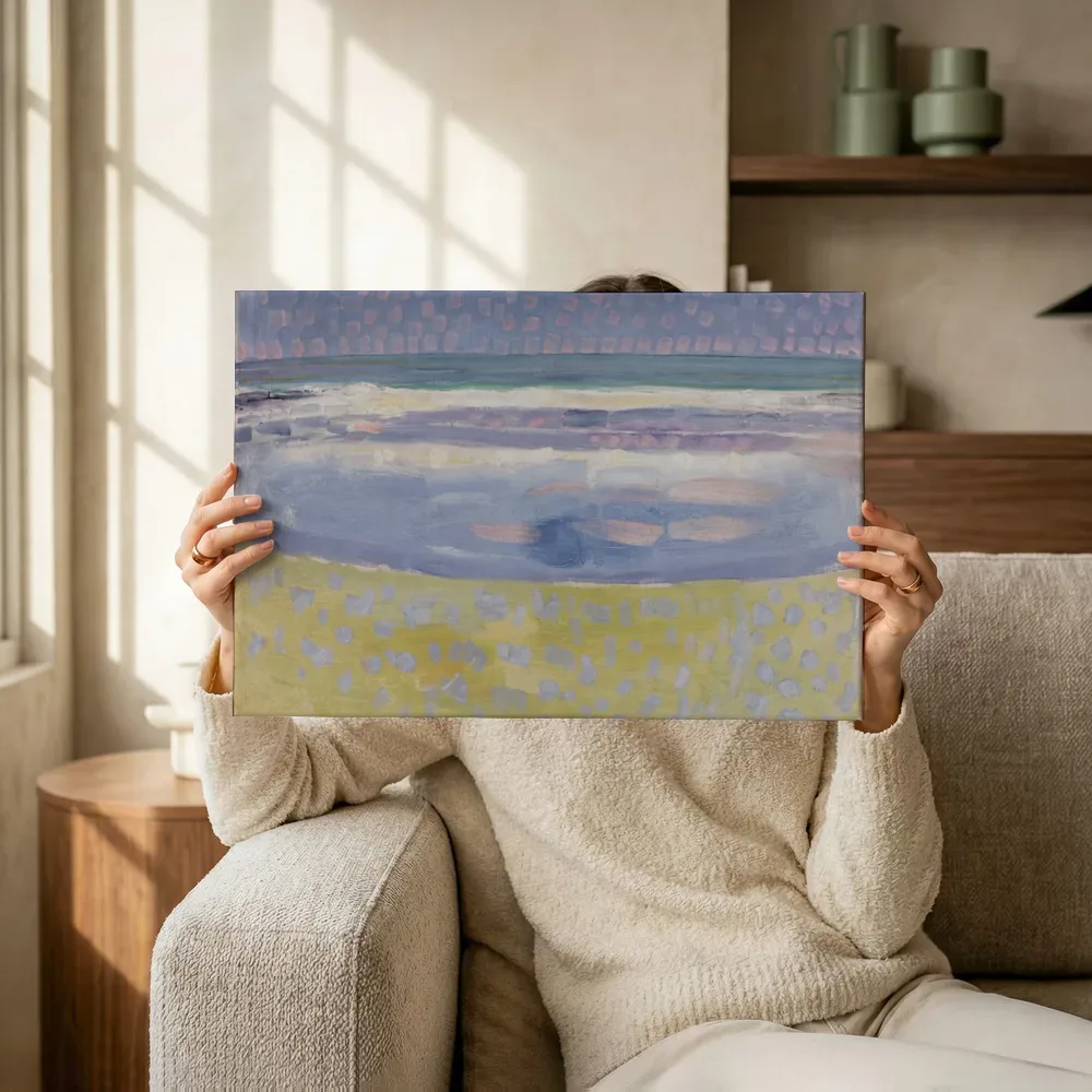 Sfeerimpressie: Zee bij zonsondergang van Piet Mondrian terwijl het omhoog wordt gehouden