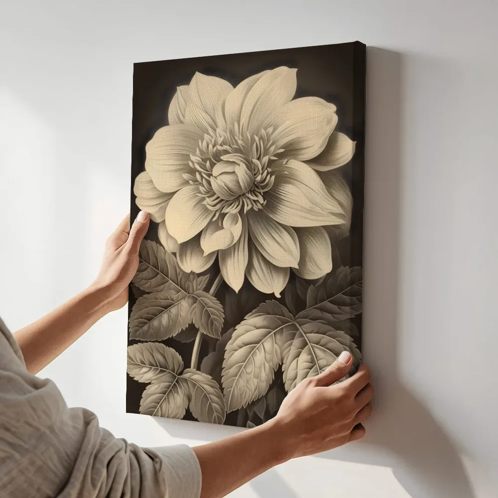 Sfeerimpressie: Sepia dahlia detail terwijl het aan de muur wordt gehangen