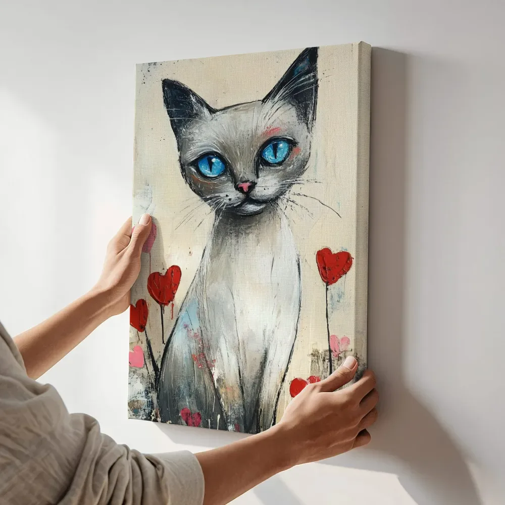Sfeerimpressie: Siamese kat tussen hartjes terwijl het aan de muur wordt gehangen