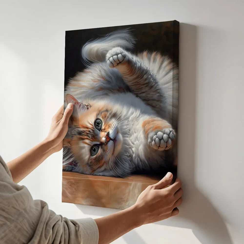 Sfeerimpressie: Sierlijke kat portret terwijl het aan de muur wordt gehangen