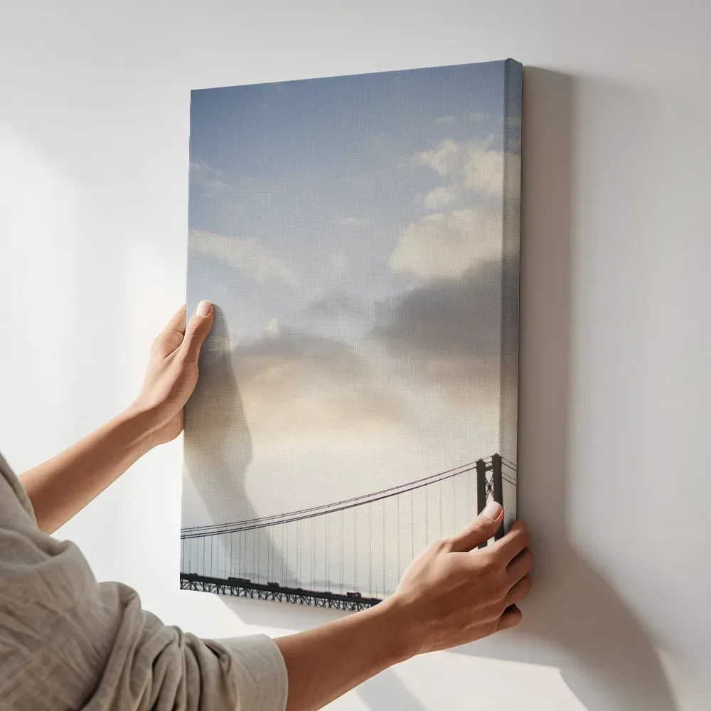 Sfeerimpressie: Silhouet van een hangbrug in de avondlucht terwijl het aan de muur wordt gehangen