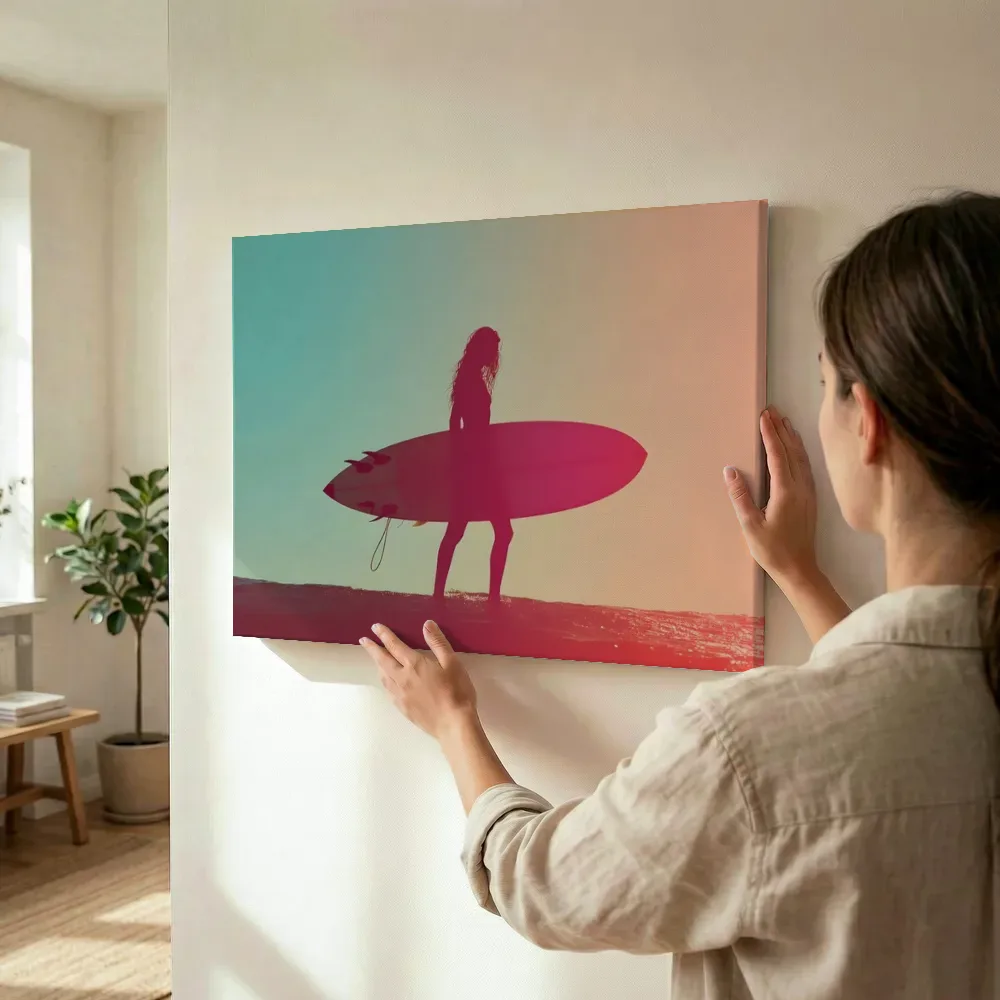 Sfeerimpressie: Silhouet van surfmeisje bij zonsondergang terwijl het wordt opgehangen
