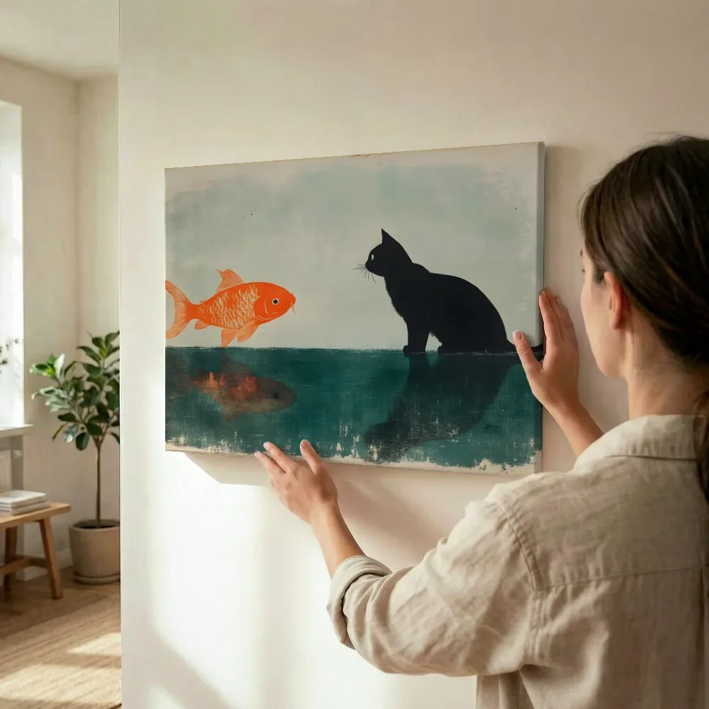 Sfeerimpressie: Silhouet zwarte kat met goudvis terwijl het wordt opgehangen