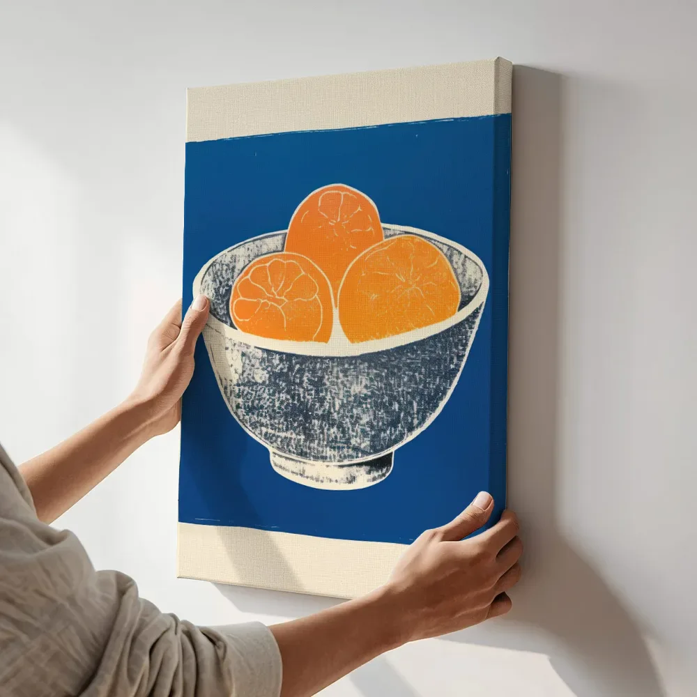 Sfeerimpressie: Sinaasappels in blauwe kom terwijl het aan de muur wordt gehangen