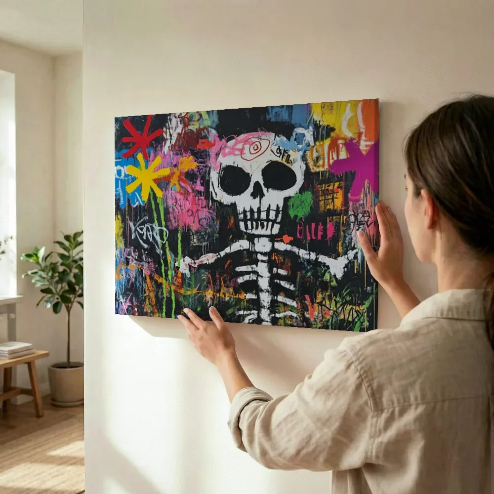 Sfeerimpressie: Skelet met kleurexplosies terwijl het wordt opgehangen