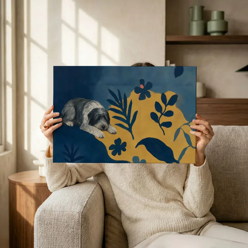 Sfeerimpressie: Slapende hond in nachtblauw en oker terwijl het omhoog wordt gehouden