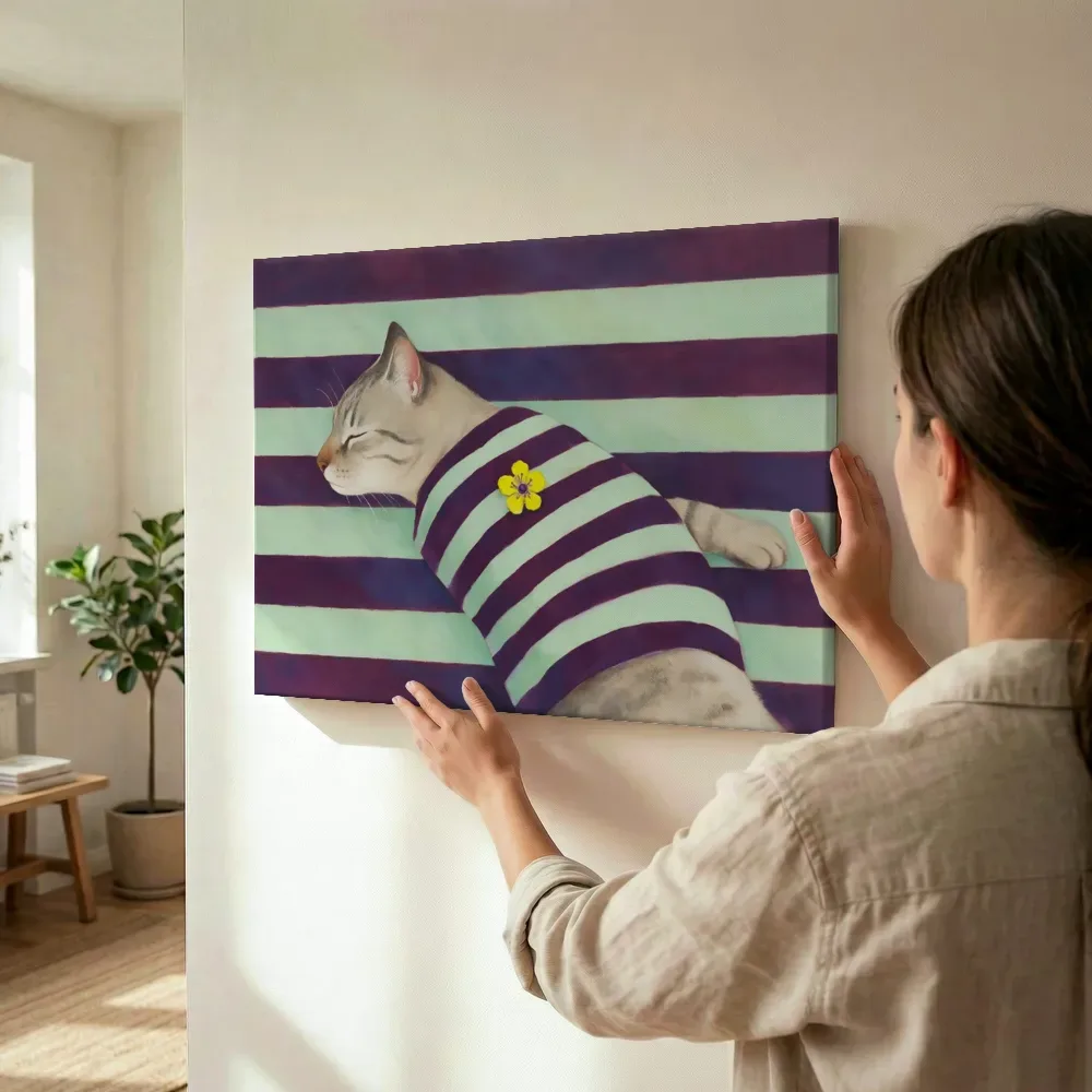 Sfeerimpressie: Slapende kat in aubergine en mint terwijl het wordt opgehangen