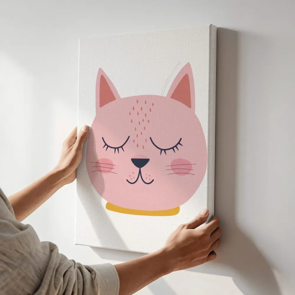 Sfeerimpressie: Slaperig roze katje terwijl het aan de muur wordt gehangen