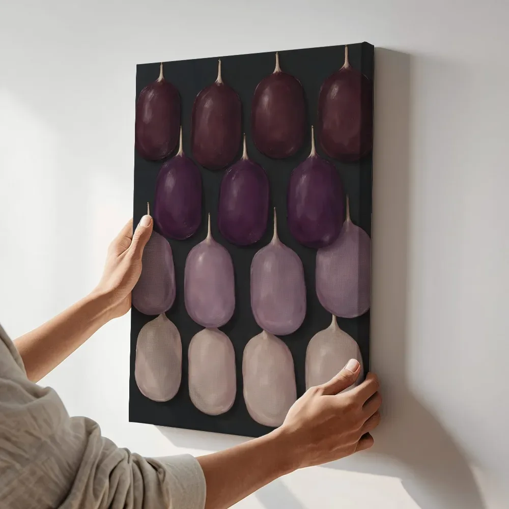 Sfeerimpressie: Smeltende kolommen Textured Minimalism in aubergine terwijl het aan de muur wordt gehangen