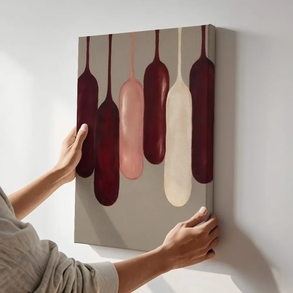 Sfeerimpressie: Smeltende kolommen Textured Minimalism in bordeaux terwijl het aan de muur wordt gehangen