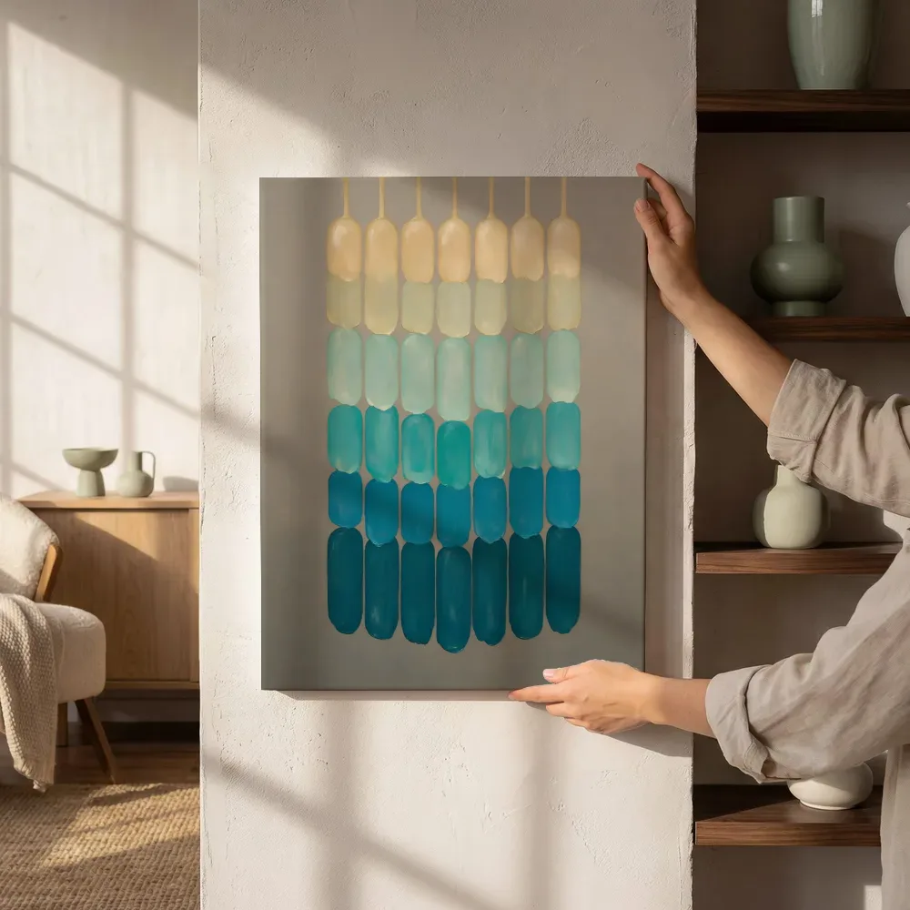 Sfeerimpressie: Smeltende kolommen Textured Minimalism in zeeblauw 2 naast de kast