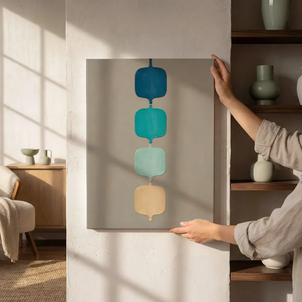 Sfeerimpressie: Smeltende kolommen Textured Minimalism in zeeblauw naast de kast