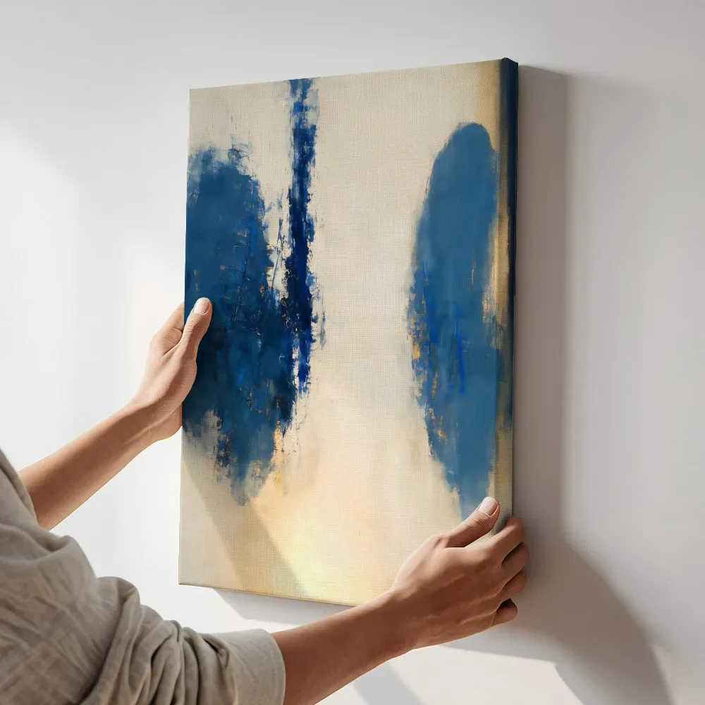Sfeerimpressie: Snelle streken aan de rechterrand in delftsblauw en goud terwijl het aan de muur wordt gehangen
